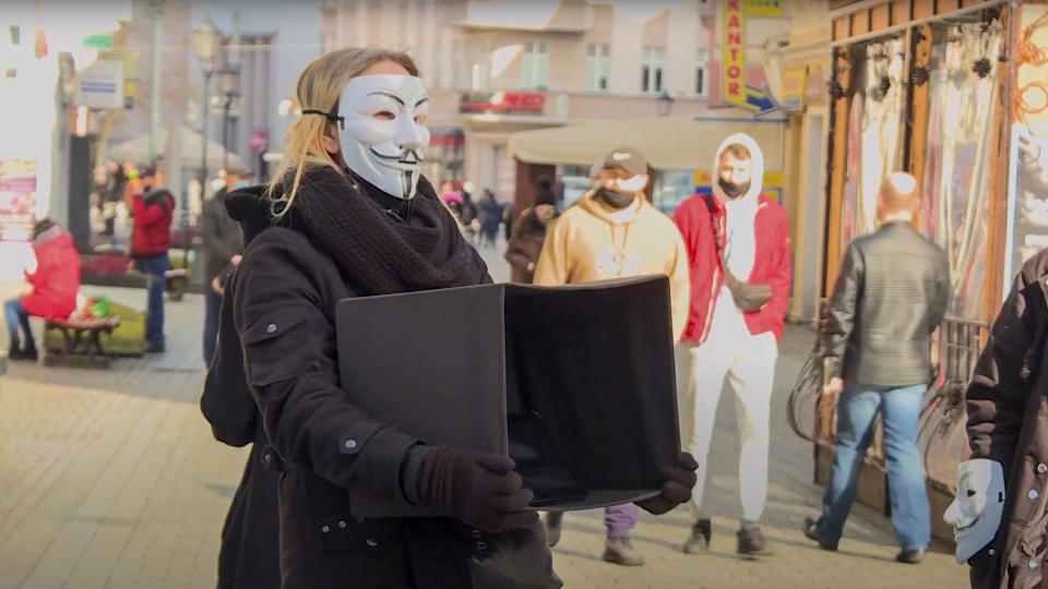 Anonymous w Zielonej Górze. Aktywistki pokazywały ludziom cierpienie zwierząt hodowlanych (FILM)