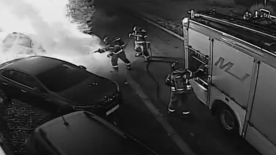 Pijany 23-latek podpalił auta i wszystko transmitował na żywo w internecie! (FILM)