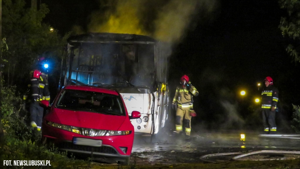 Nocny pożar autobusu w Zielonej Górze. Pojazd spłonął niemalże doszczętnie