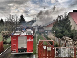 Pożar w Okuninie koło Sulechowa. Zaczęło się od auta, potem ogień zajął dom