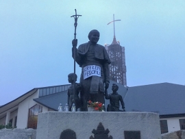 &quot;Kryłem pedofili&quot; - prowokacyjny plakat na pomniku Jana Pawła II w Zielonej Górze