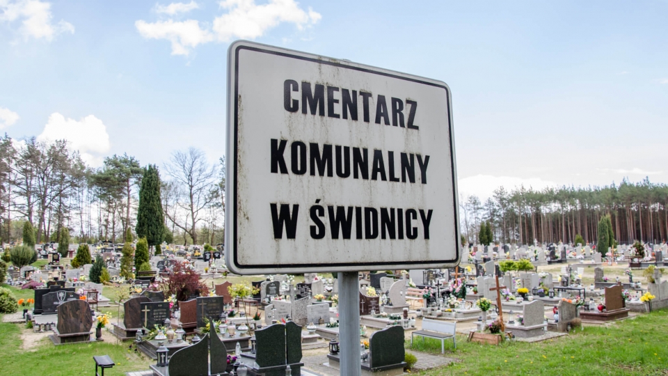 Ktoś się nie bał i... ukradł kamery z cmentarzy w gminie Świdnica. Trwa szukanie sprawcy (ZDJĘCIA)