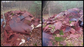 Ktoś porzucił odpady po nawierzchniach sportowych do lasu! 