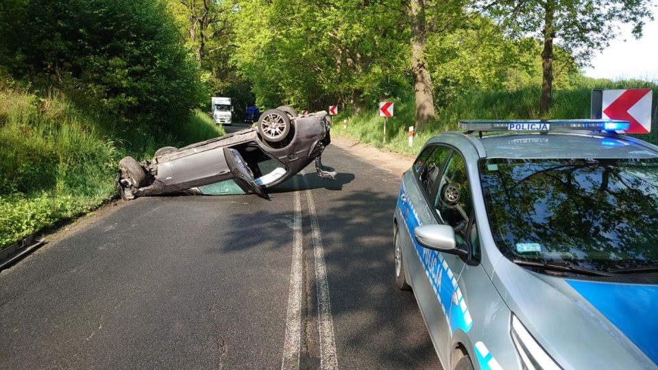 19-latek bez prawa jazdy dachował BMW pod Kożuchowem. Droga była zablokowana!