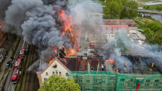 Potężny pożar w Gorzowie. KG PSP: &quot;Ranny został jeden ze strażaków&quot; (ZDJĘCIA)