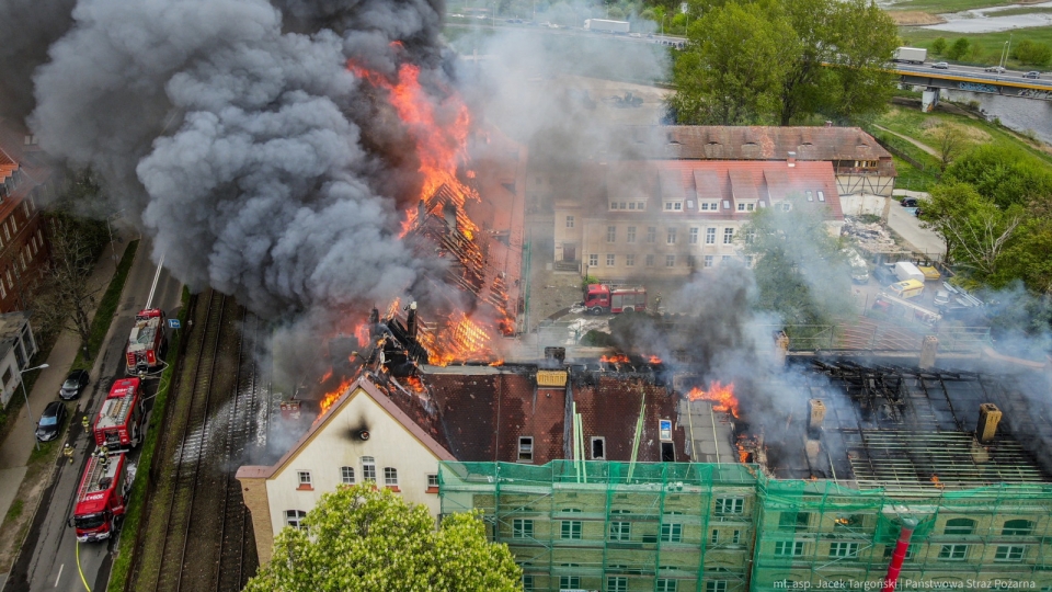 Potężny pożar w Gorzowie. KG PSP: "Ranny został jeden ze strażaków" (ZDJĘCIA)