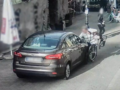 Samochód &quot;widmo&quot; potrącił rowerzystkę na deptaku w Zielonej Górze (FILM, ZDJĘCIA)