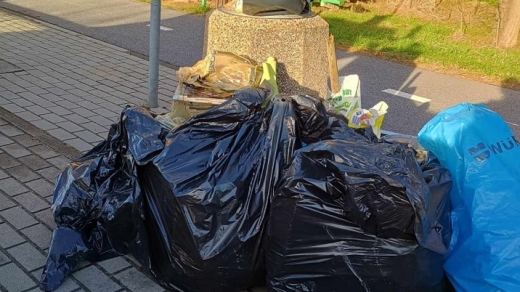 Wywóz śmieci po remoncie? Ktoś podrzucił je na przystanek (ZDJĘCIA)