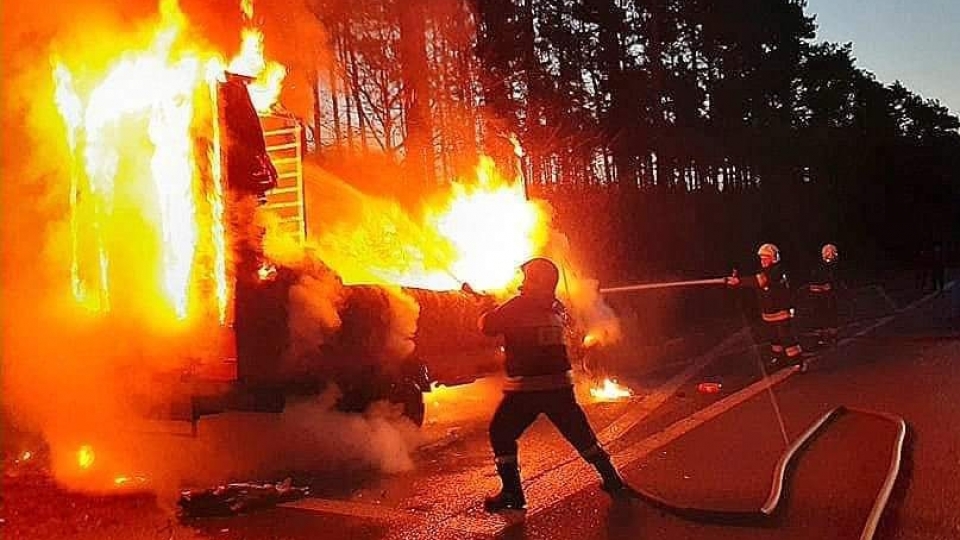 Pożar busa na "starej trójce" koło Trzebiszewa. Kierowca ma poparzoną twarz (ZDJĘCIA)