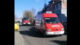Strażacy na ulicach gminy Sulechów. &quot;Zostań w domu!&quot;