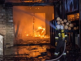 Ogromny pożar tartaku koło Sulechowa. Blisko 30 osób straciło pracę