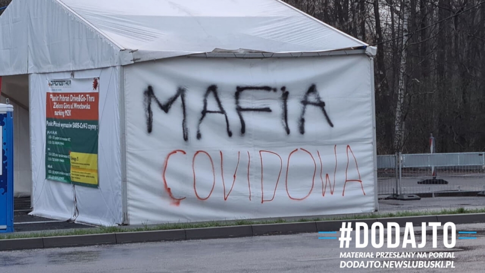 "Mafia covidowa" - wandale pomazali mobilny punkt pobrań w Zielonej Górze