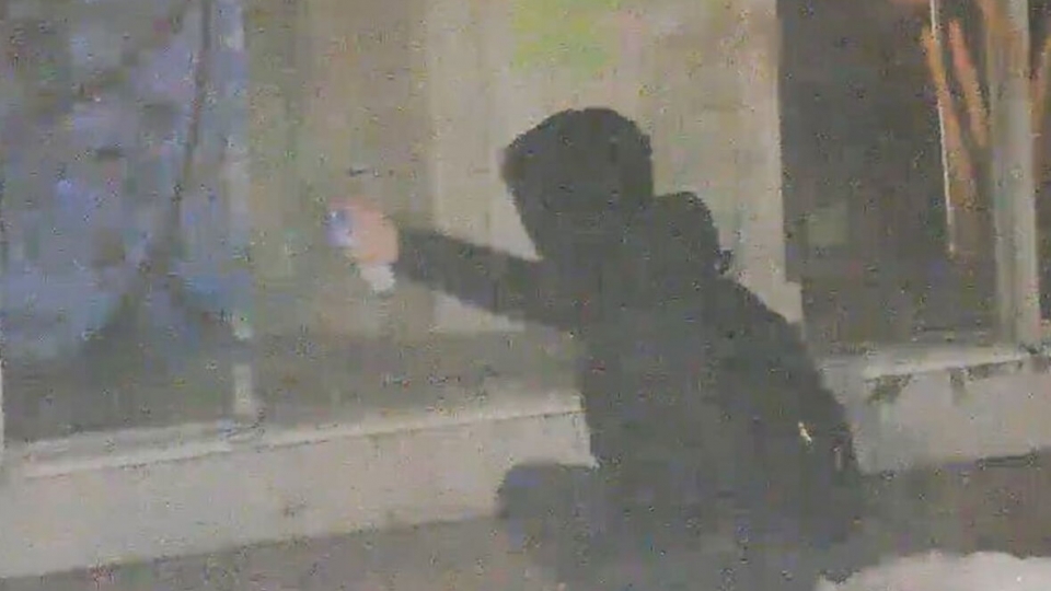Pijany malował graffiti w Zielonej Górze. Policja zatrzymała 24-latka na gorącym uczynku (FILM)