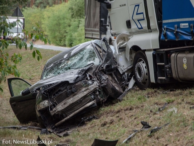 Czołowy wypadek osobówki z ciężarówką. Sprawca z Audi miał 3 promile alkoholu. Doznał jedynie lekkich zadrapań (ZDJĘCIA)