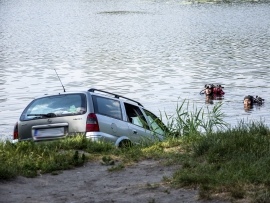 Samochód stoczył się do jeziora w Zaborze. Prawdopodobnie zawiódł hamulec