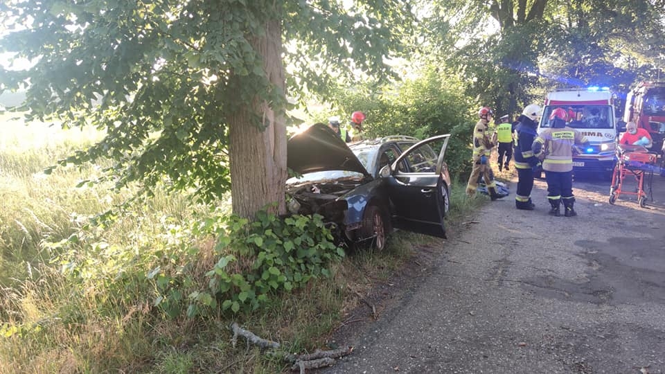 Wypadek koło Świebodzina. Samochód uderzył w drzewo. Dwie osoby ranne (ZDJĘCIA)