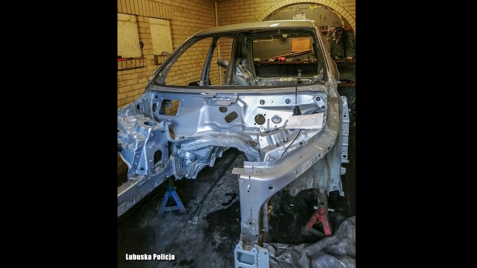 Zielona Góra: Skradziono Audi Q7. Policjanci zatrzymali sprawców w "dziupli"