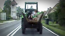 Traktorem ciągnął wóz konny z małymi dziećmi. 63-latek stanie przed sądem