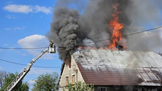 Płonie dom pod Nowogrodem Bobrzańskim. Trwa akcja gaśnicza (ZDJĘCIA)