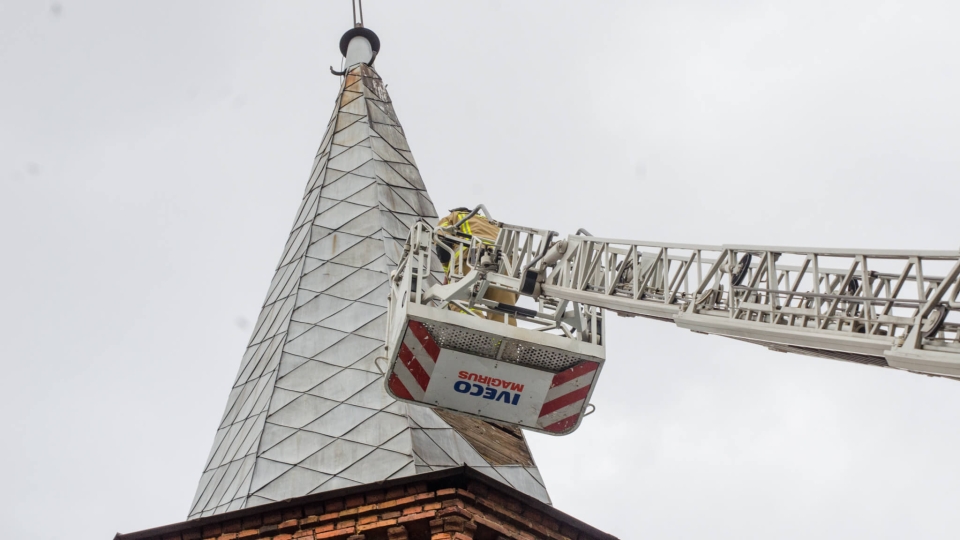 Silny wiatr zerwał blachy z dachu kościoła w Świdnicy koło Zielonej Góry. Interweniowali strażacy (ZDJĘCIA)