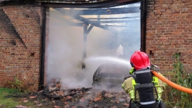Pożar stodoły w Radomii koło Zielonej Góry. W środku było auto, spłonęło doszczętnie