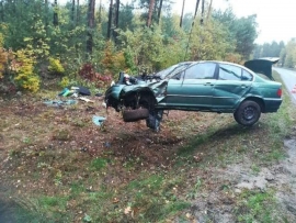 Osobówka wypadła z drogi pod Nowogrodem Bobrz. Uszkodzenia są znaczne